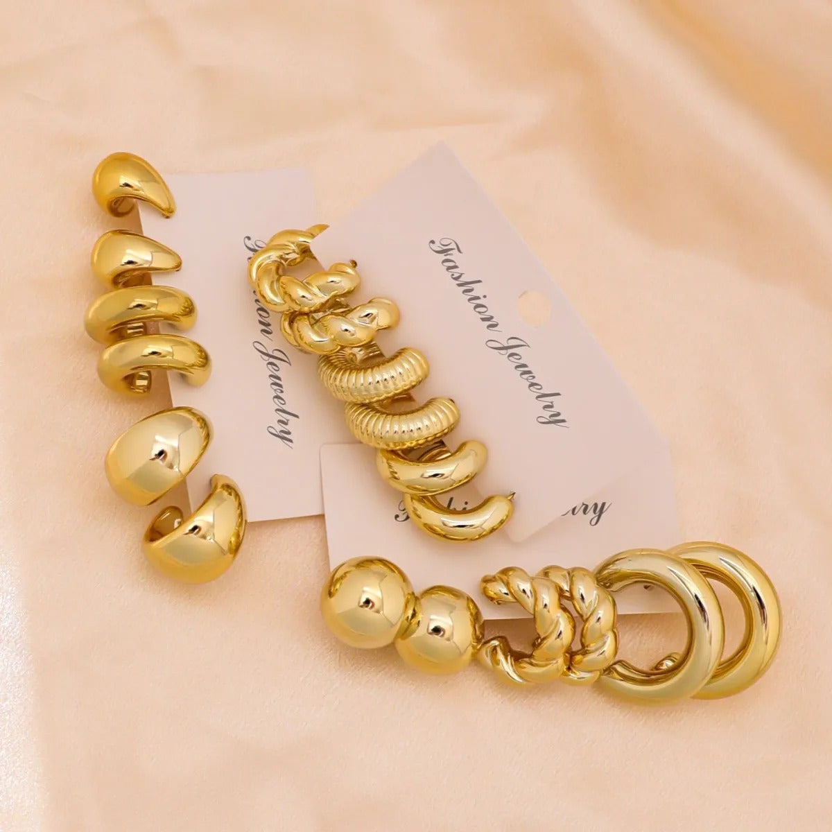Aros Gota Dorados — Diseño Escultural